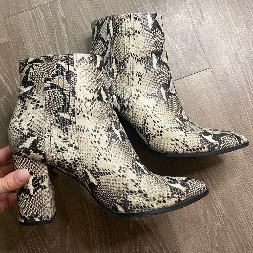 Seychelles Accordion Black And White Python Leath… - image 2